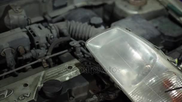 Instalação de lâmpadas de xénon no carro — Vídeo de Stock