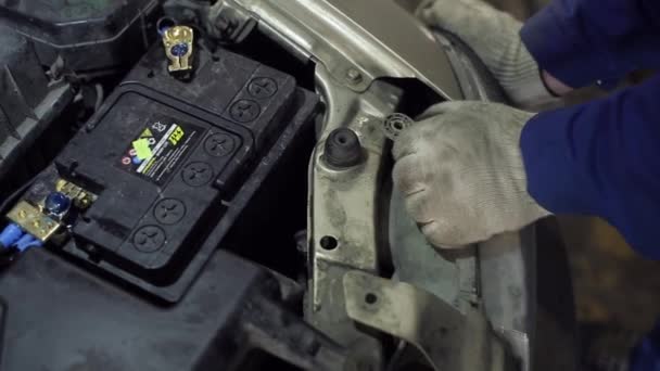 Instalace xenonové výbojky do aut — Stock video