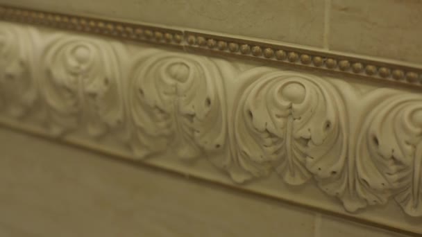 Azulejos en el baño — Vídeo de stock