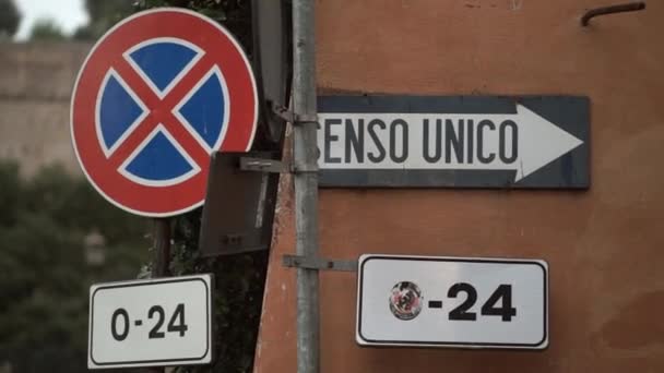 Road signs in Rome — Stock Video