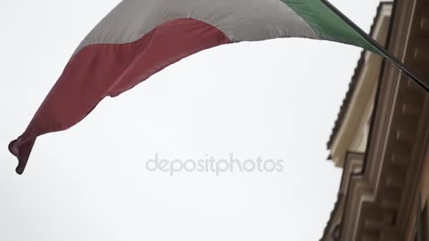 Włoskiej flagi w wietrzny dzień — Wideo stockowe