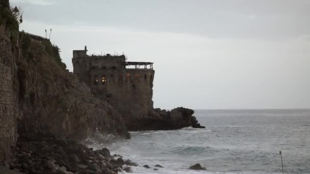 Castillo cerca del agua — Vídeo de stock