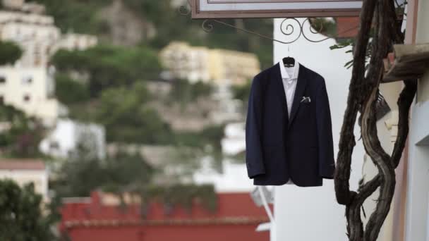 Costume de marié dans la rue italienne — Video