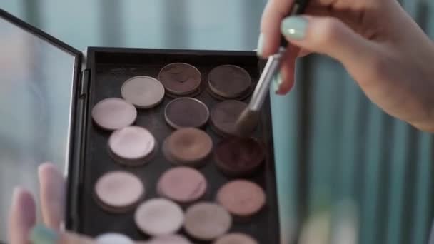 Make-up Pinsel nimmt Kosmetik aus Palette — Stockvideo