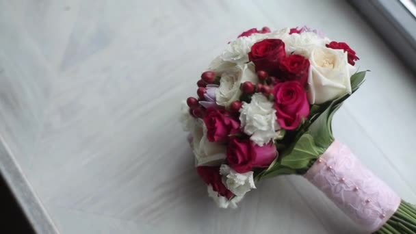 Ramo de novia con rosas blancas y rojas — Vídeos de Stock