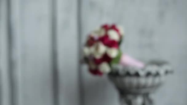 Свадебный букет с белыми и красными розами — стоковое видео