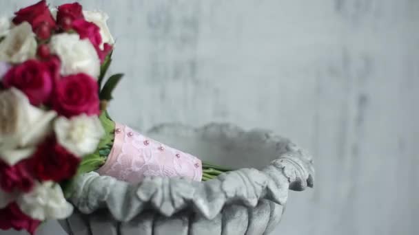 Νυφική ανθοδέσμη με λευκά και κόκκινα τριαντάφυλλα — Αρχείο Βίντεο