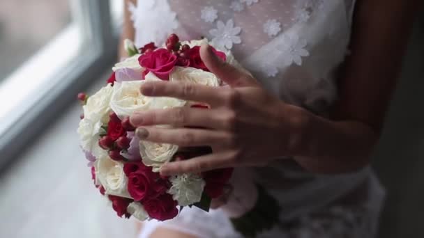 Jeune femme en lingerie avec bouquet — Video