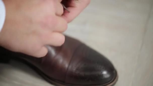Hombre usando zapatos marrones — Vídeos de Stock