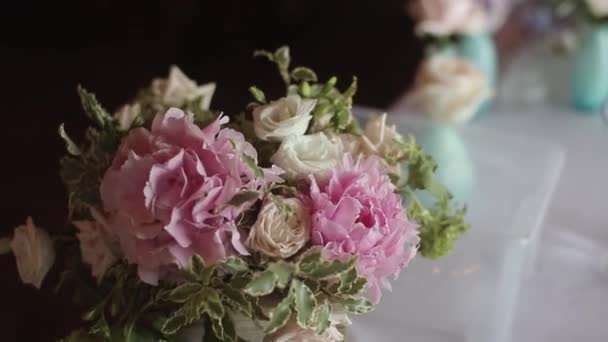 Kompositioner av blommor vid bröllopet — Stockvideo