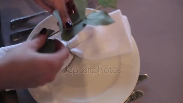Декорування серветок на весіллі — стокове відео