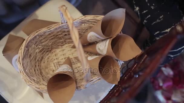 Pregătirea sacilor cu petale — Videoclip de stoc