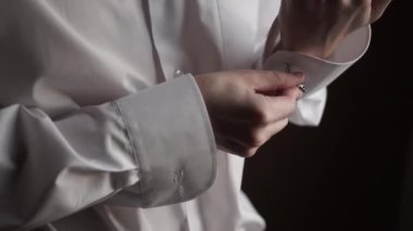 kol düğmeleri giyen adam