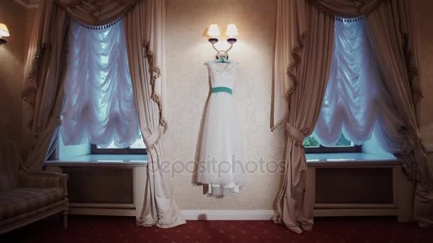 Свадебное платье с бирюзовым поясом — стоковое видео