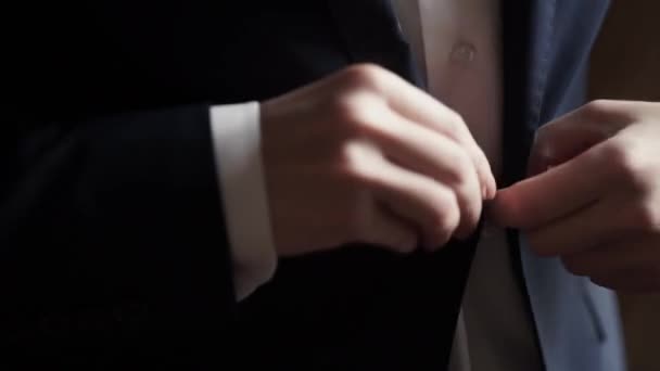 homme portant une veste 