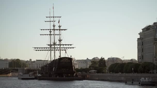 サンクトペテルブルク、ロシアの中心地: ネヴァ川、橋、および木材船 — ストック動画