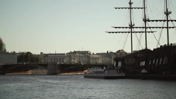 圣彼得堡，俄罗斯中心︰ 涅瓦河畔，桥和木材船 — 图库视频影像