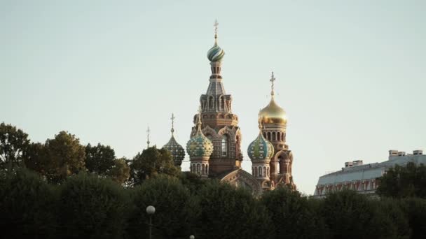 Centrum van Sint-Petersburg, Rusland: de kerk van de Verlosser op het Bloed Spilled — Stockvideo