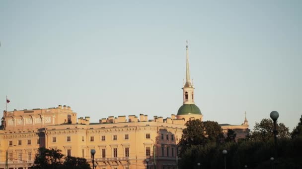 Centre of Saint-Petersborg: St. Michael 's Castle i sommeraftenens lys – Stock-video