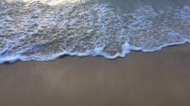 Akşam saatlerinde kumsalda dalgalar sörf