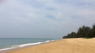 Güneşli bir gün, bir plajda dalgalar