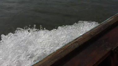 Üzerinde küçük bir ahşap tekne sürme