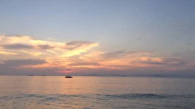 Bir deniz gün batımında tekne
