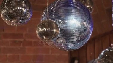 Partiye ayna disko topu