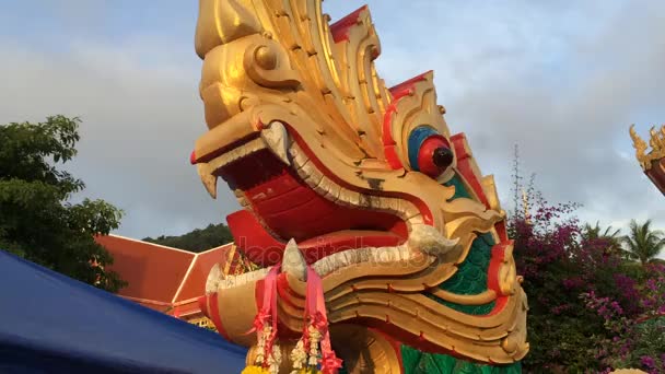 Азиатский дракон возле храма — стоковое видео