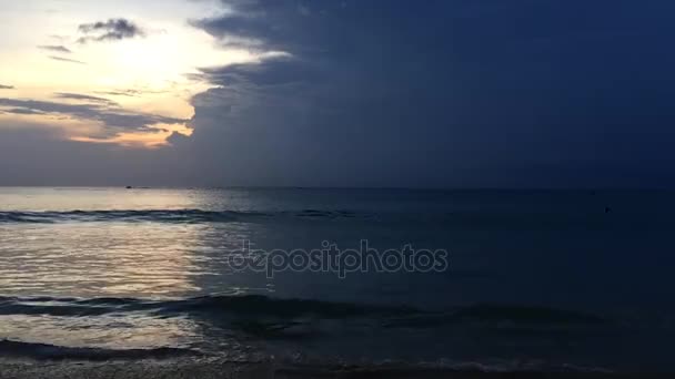 Las olas en la playa por la noche — Vídeo de stock