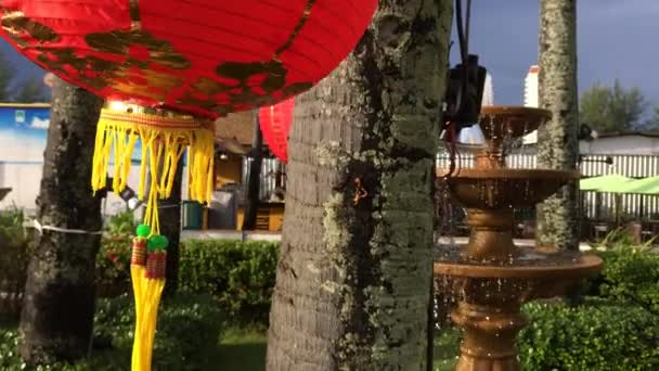 Азиатский фонтан и уличный фонарь — стоковое видео