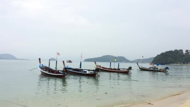 Asiatiska motorbåtar på en strand — Stockvideo