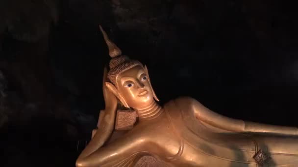 Monumento de Buda en templo — Vídeo de stock