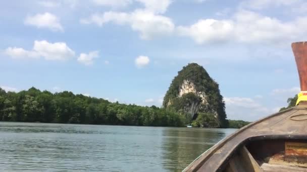 Montar en un pequeño barco de madera — Vídeo de stock