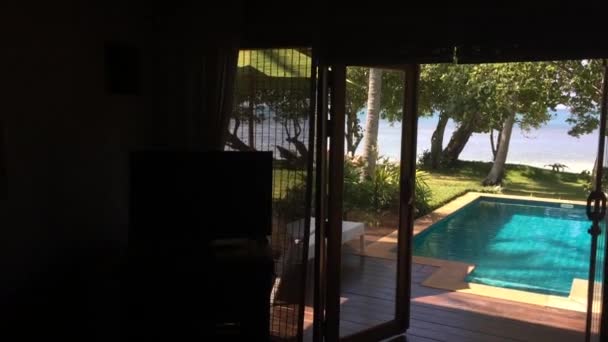 Villa con piscina sparata dall'interno nella giornata di sole — Video Stock
