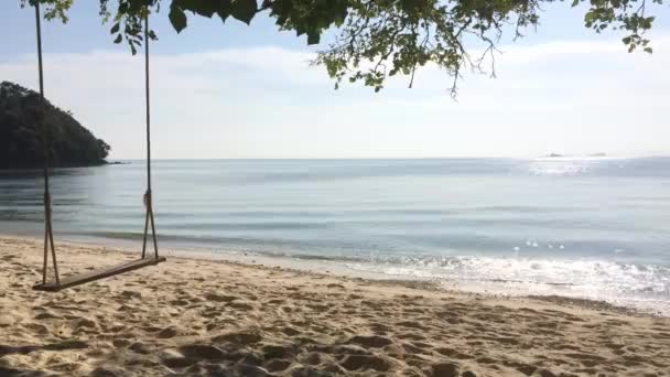Balançar na praia — Vídeo de Stock