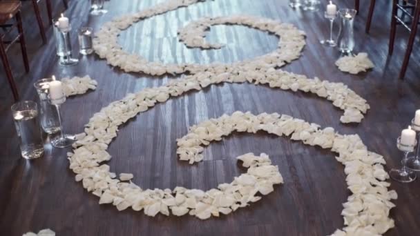 Flower white rose petals on wedding ceremony — Stock Video