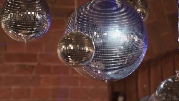 Дзеркальні диско-кулі на вечірці — стокове відео