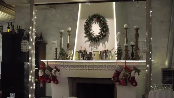 Open haard met decoratie van Kerstmis — Stockvideo