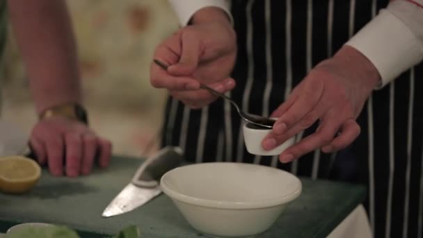 Cucini la cottura su una cucina — Video Stock