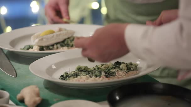 Cozinhe cozinhar em uma cozinha — Vídeo de Stock