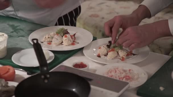 Koch kocht auf einer Küche — Stockvideo