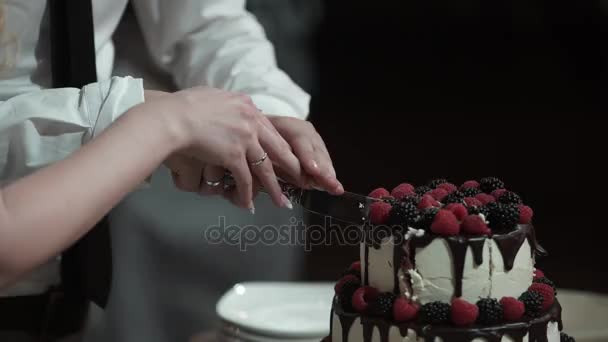Man en vrouw viering cake snijden — Stockvideo