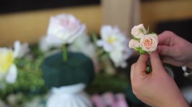 Çiçekçi Çiçek kompozisyon yapma