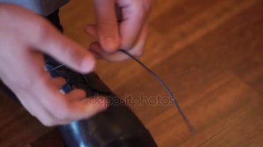 Ayakkabı giyiyor adamım, bağcıklarımı bağla