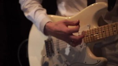 Adam müzik gitar çalmaya