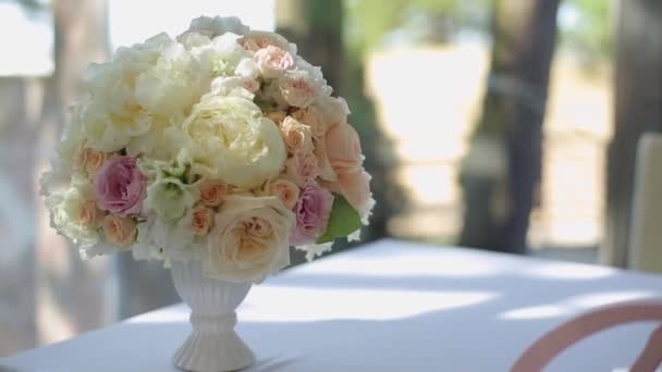 Compoziții de flori pe masă — Videoclip de stoc