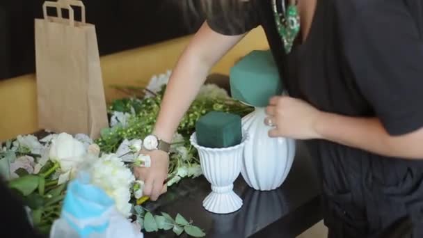 Florist membuat komposisi bunga — Stok Video