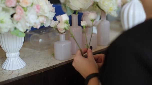 Florista fazendo composição de flores — Vídeo de Stock