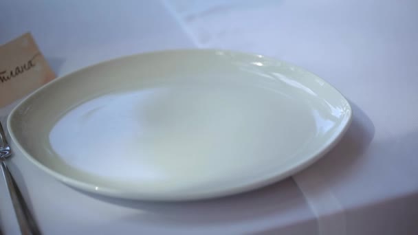 Dekorowanie talerz na stole celebracja — Wideo stockowe